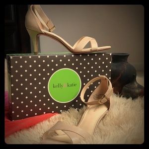 Kellie & Katie size 10 strappy sandals.